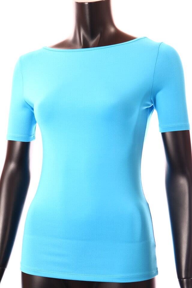 kék női póló csónak nyakú testhezálló