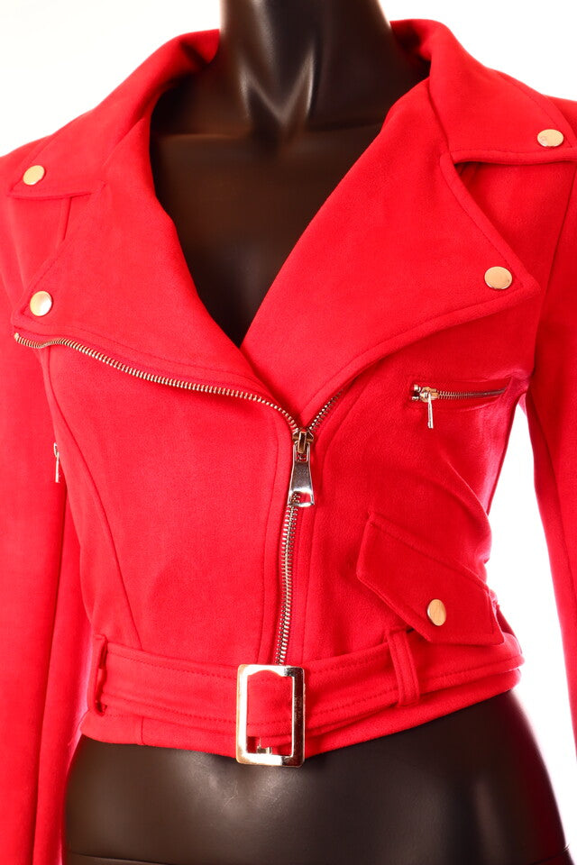 piros velúr kabát övvel