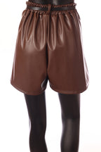 műbőr rövidnadrág hátulról