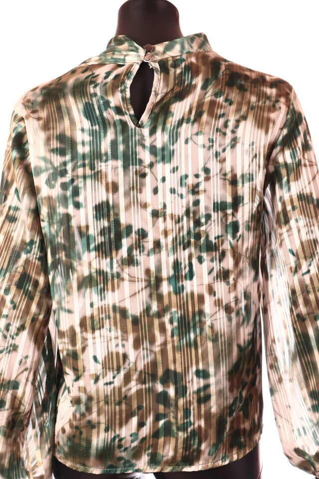 mintás blúz hátulról