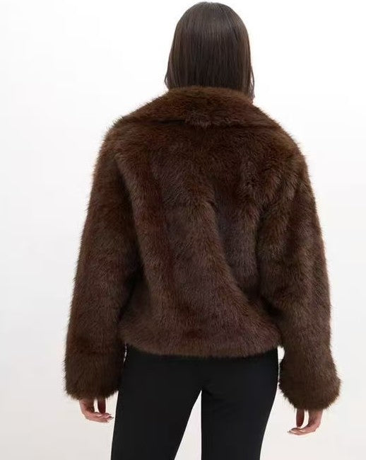 női műszőrme kabát hátulnézet