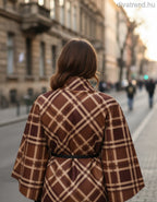 kockás poncsó hátulnézet