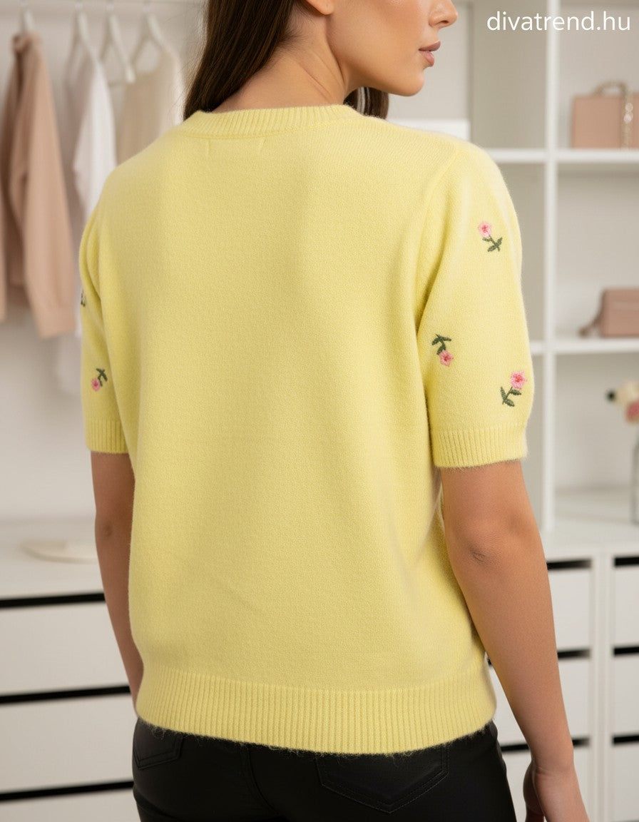 kötött póló hímzett virágokkal hátulról