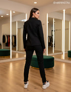 elegáns női szett kötővel hátulról