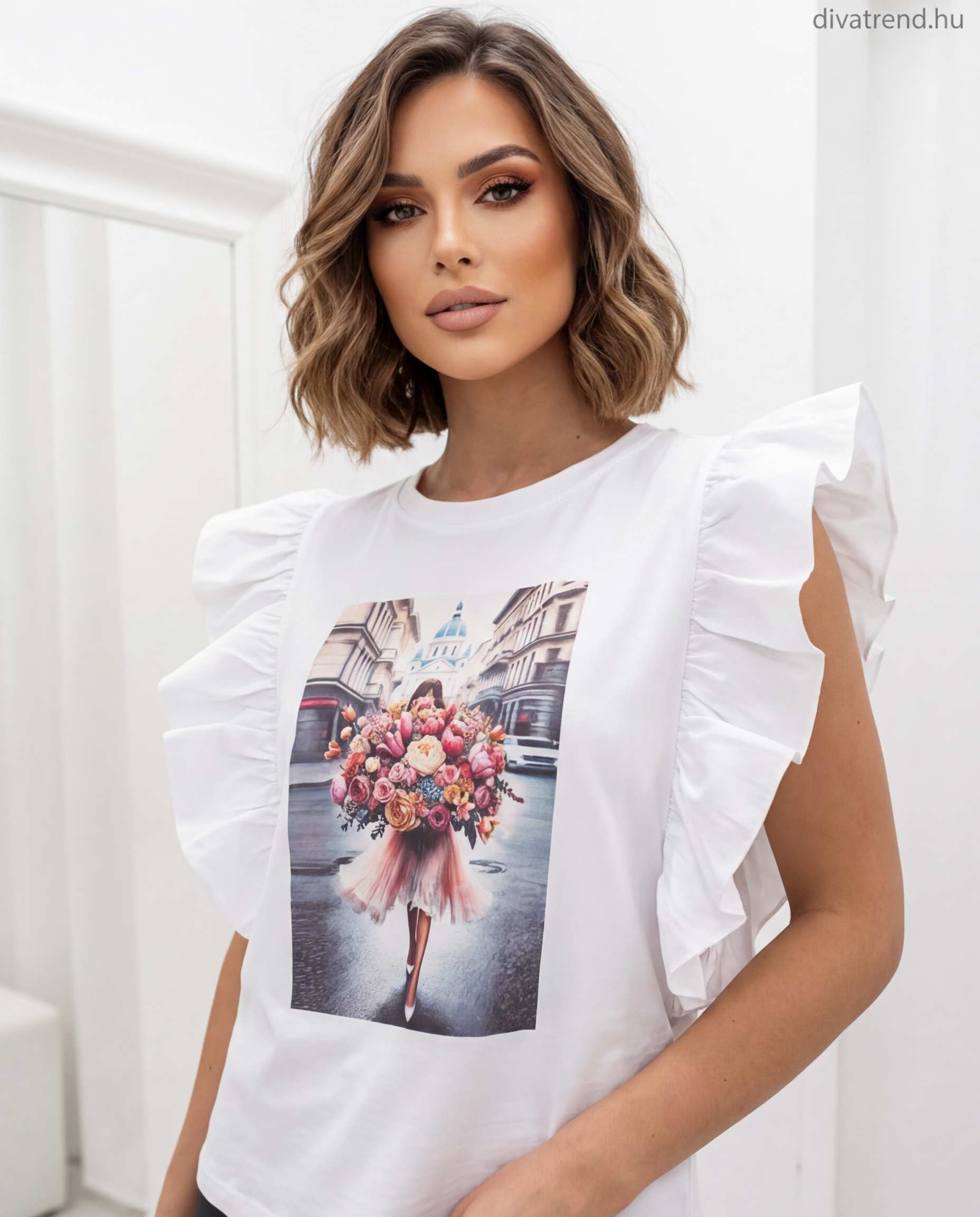 fehér női pamut póló fodros vállú, virágos városi képpel