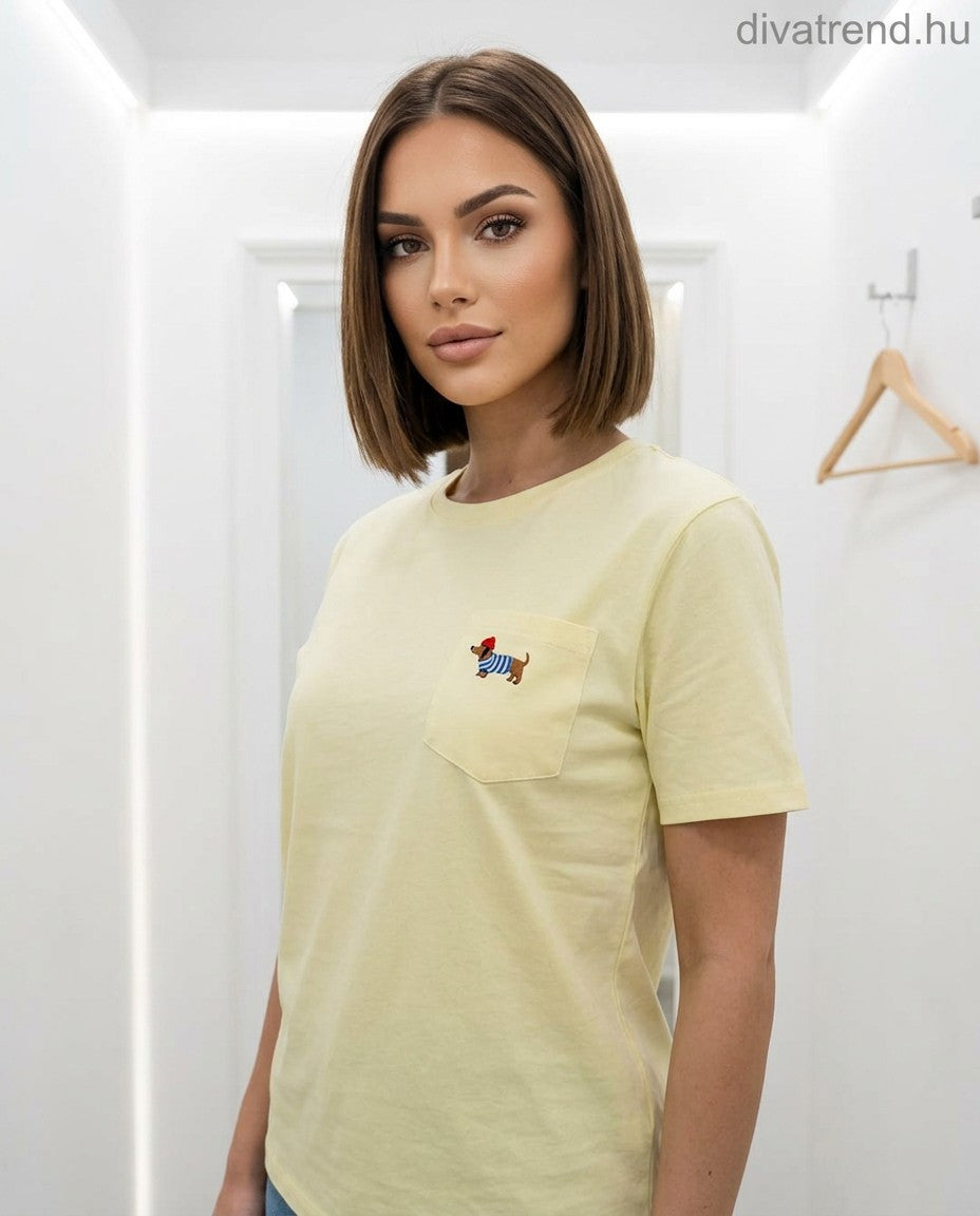 sárga női pamut póló zsebbel és kutyás hímzéssel