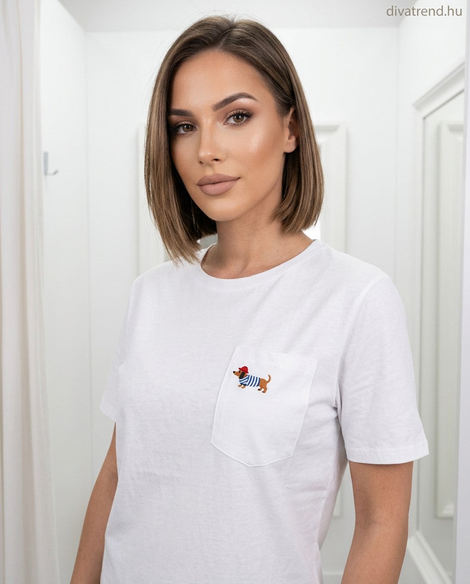fehér női pamut póló zsebbel és kutyás hímzéssel