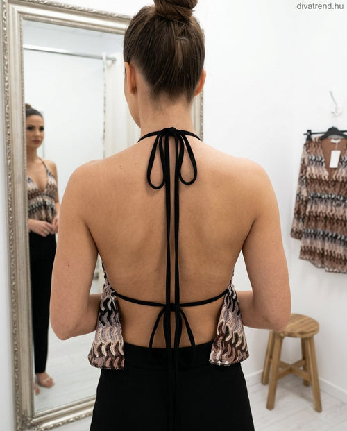 cikkcakk mintás kötött hatású nyári top, nyakpántos, fodros hátulról