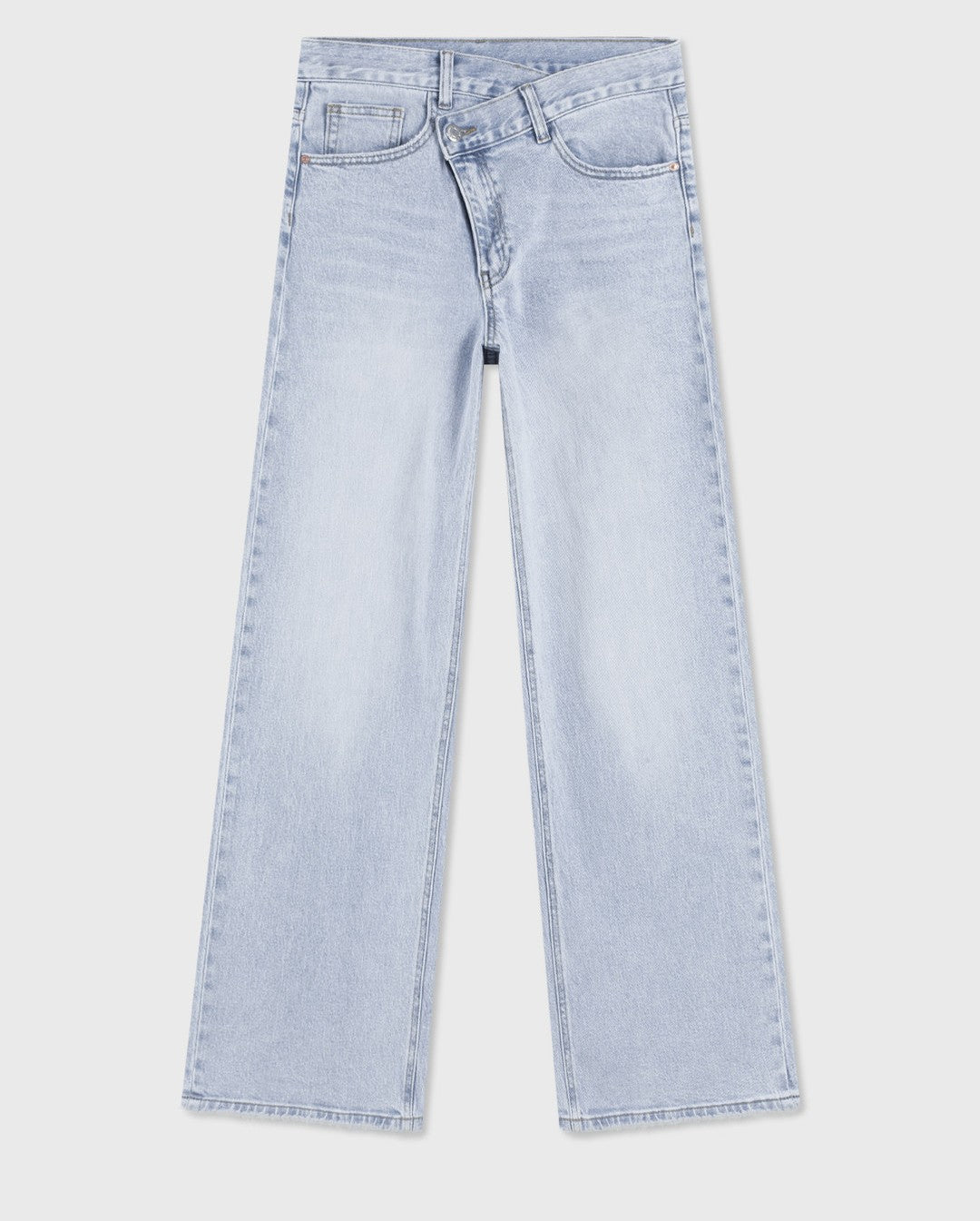 kék bő szárú farmer, asszimetrikus derekú