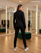 elegáns női szett kötővel hátulról