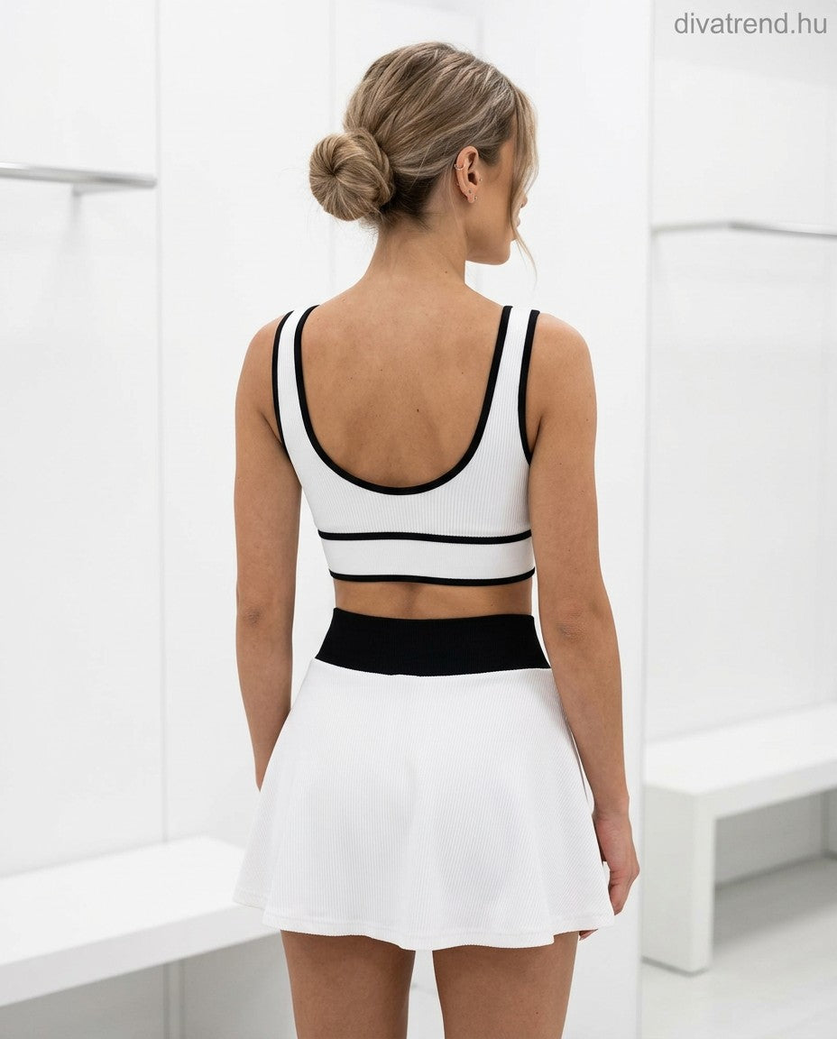 sportos női szett, miniszoknya és bordázott crop top hátulról