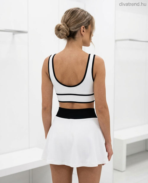 sportos női szett, miniszoknya és bordázott crop top hátulról