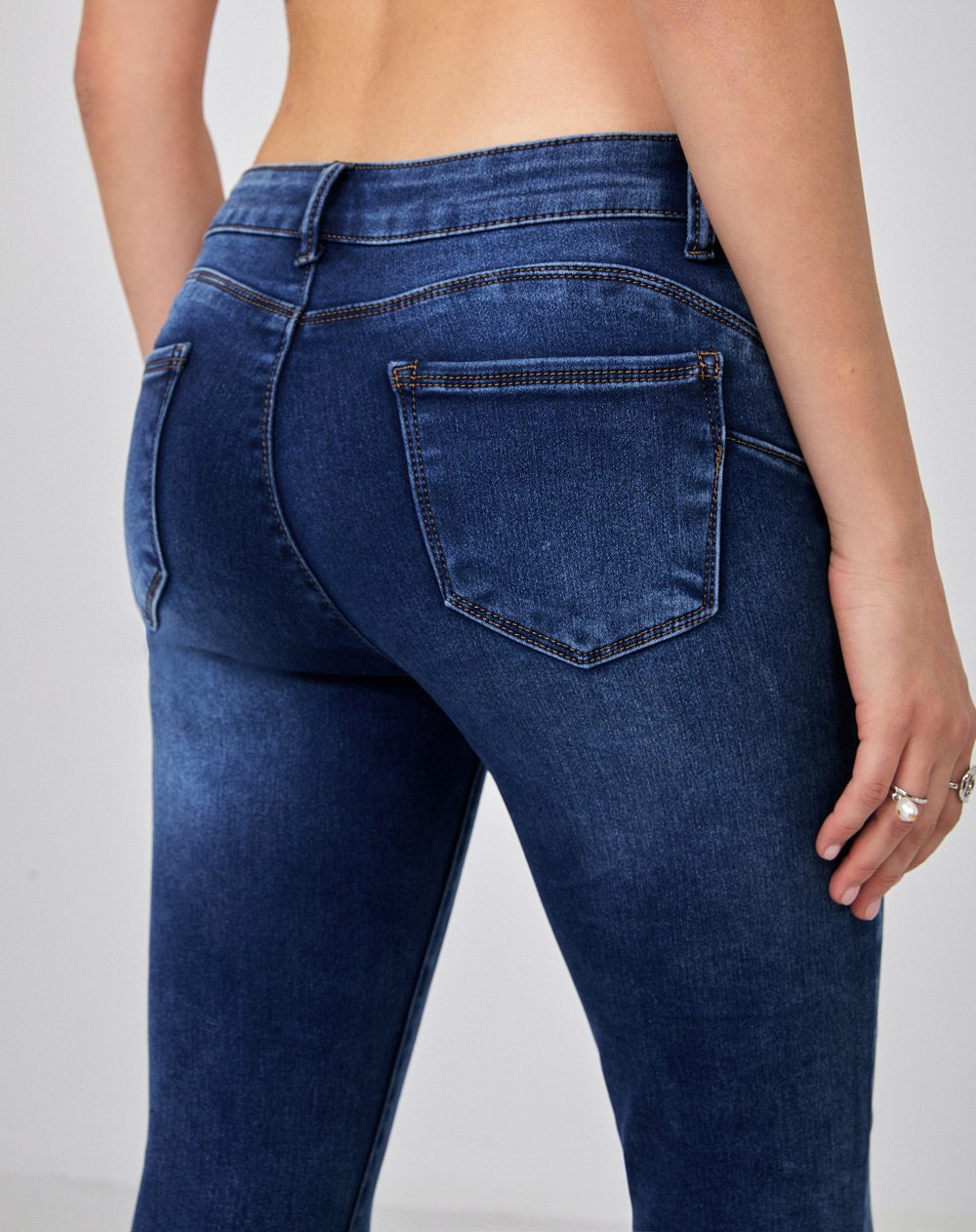 női skinny farmer push up hátulról