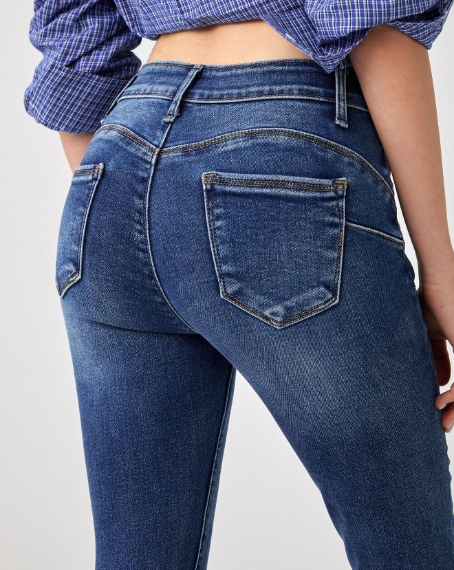 női skinny farmer push up hátulról
