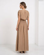 elegáns viszkóz nyári női szett, buggyos crop top és maxi szoknya hátulról