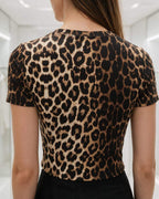 leopárd mintás rövid ujjú viszkóz crop top hátulról
