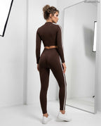sportos csíkos női szett, cipzáras crop top és leggings hátulról