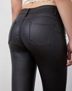 Push-up magas derekú bélelt bőrhatású nadrág – Thermo műbőr skinny hátulról